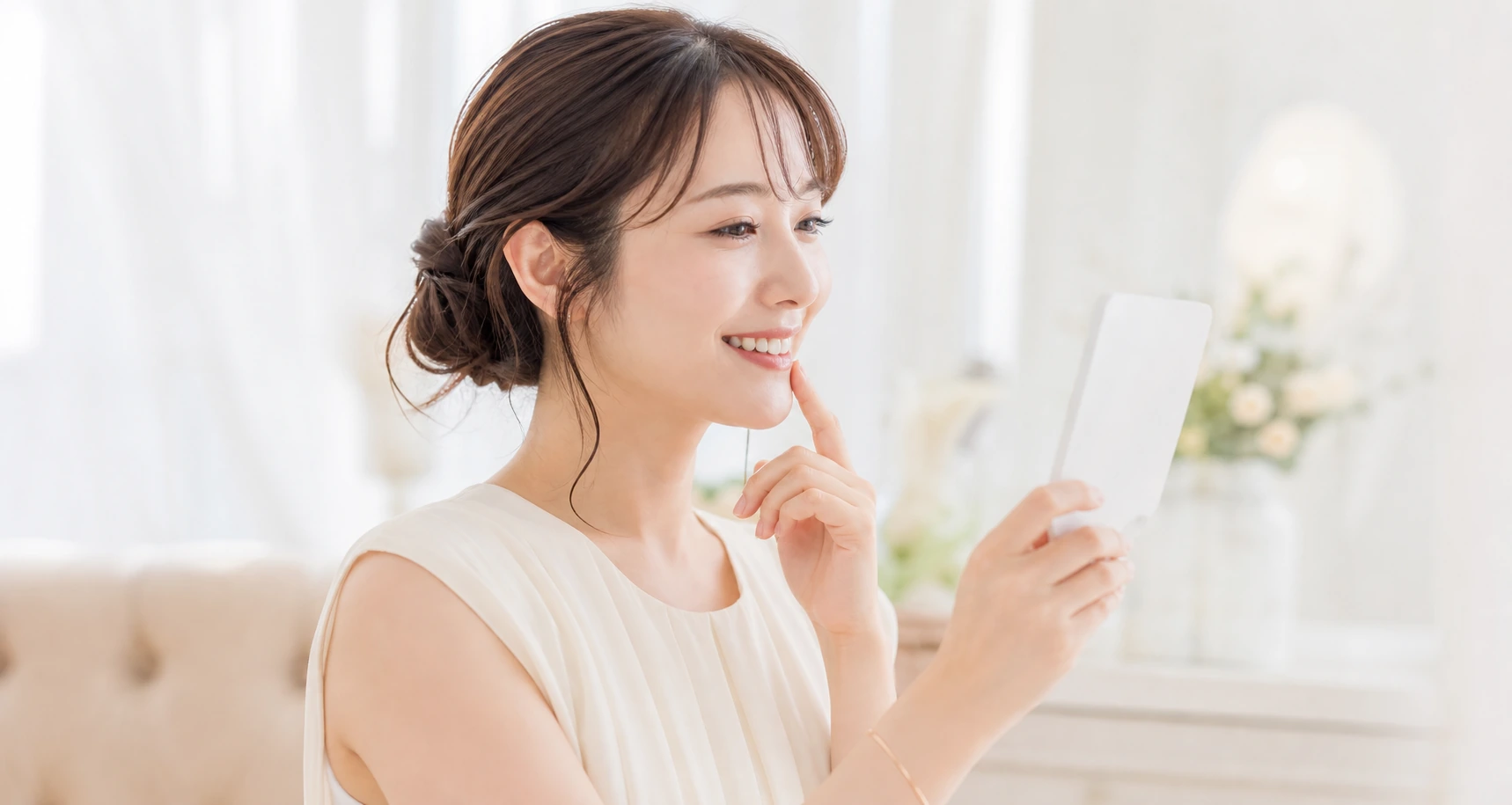 鏡を見ながら微笑む女性