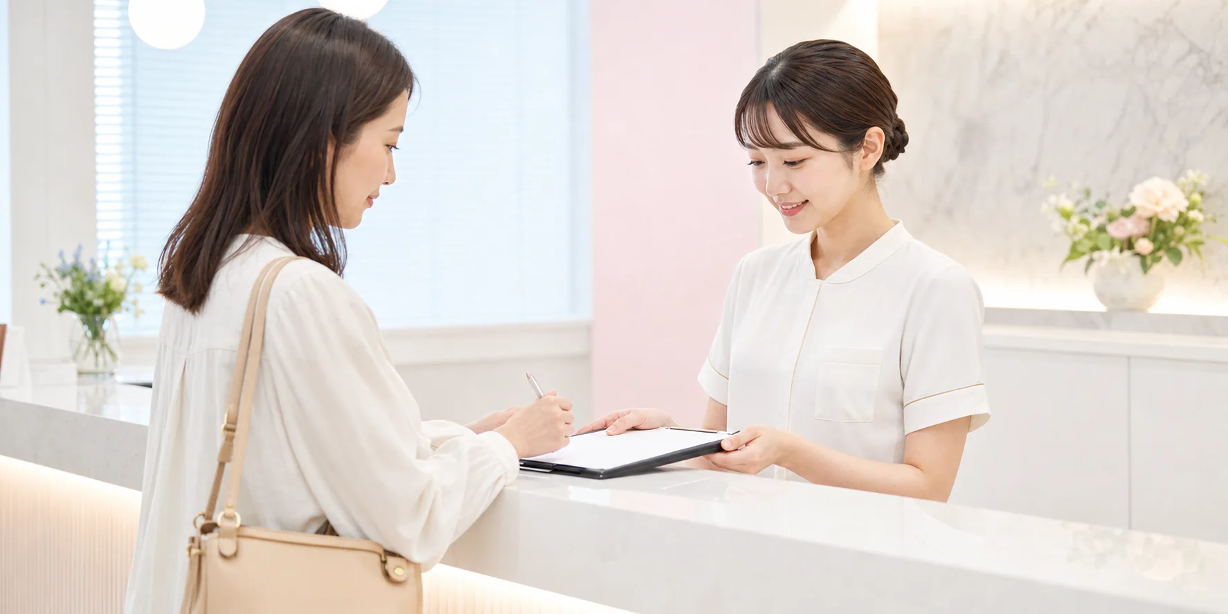 受付で問診票を記入する患者