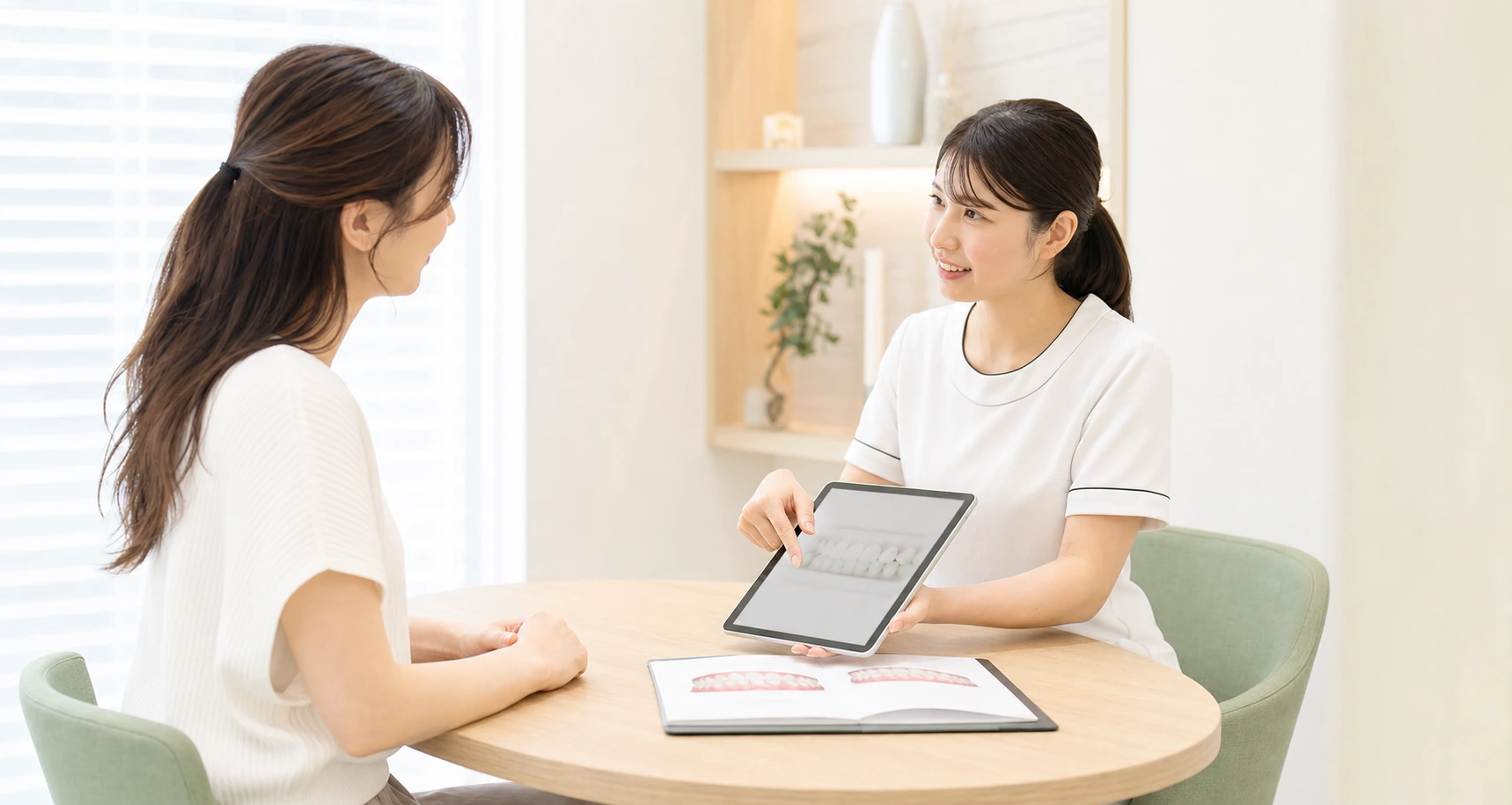 女性患者と歯科スタッフがカウンセリングをしている場面