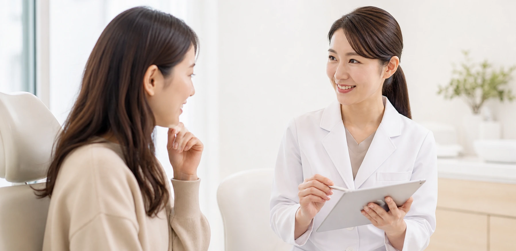 歯科スタッフが患者へ丁寧に説明している場面
